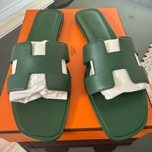 Hermes BRAND NEW vert green Oran size 42